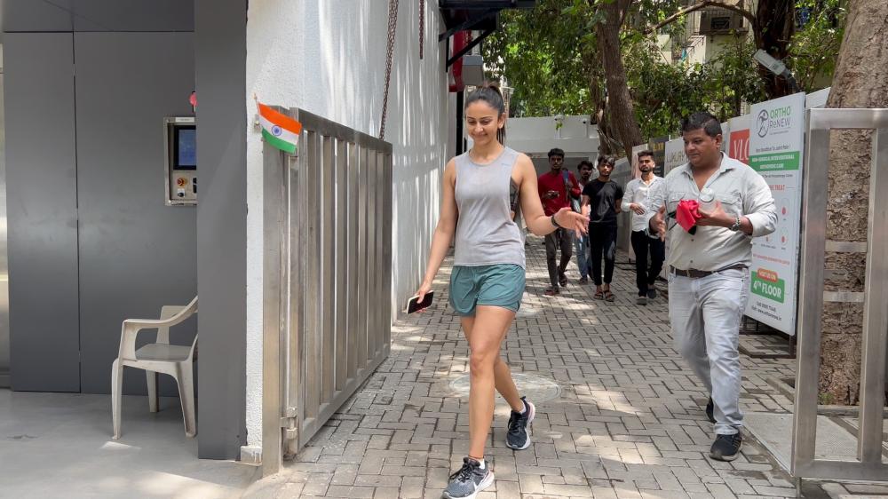 rakul-preet-singh-was-snapped-at-the-gym-in-bandra-staying-fit-and-fabulous-as-always